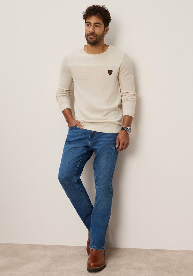 Bruno Banani Rundhalspullover aus Feinstrick, mit Badge und Markenlabel, schmale Passform – Bild 4 von 5