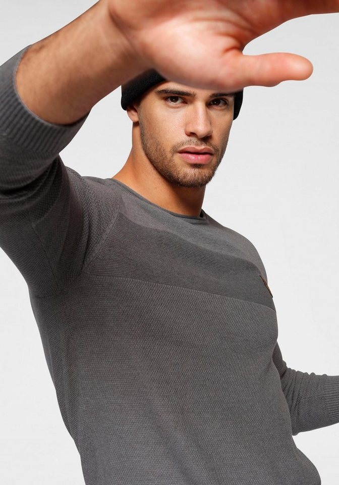 Bruno Banani Rundhalspullover aus Feinstrick, mit Badge und Markenlabel, schmale Passform – Bild 3 von 5