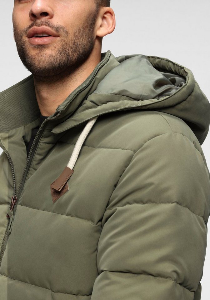 Bruno Banani Steppjacke leicht, wasserabweisend, modischer Stil, mit dekorativen Badges – Bild 4 von 5
