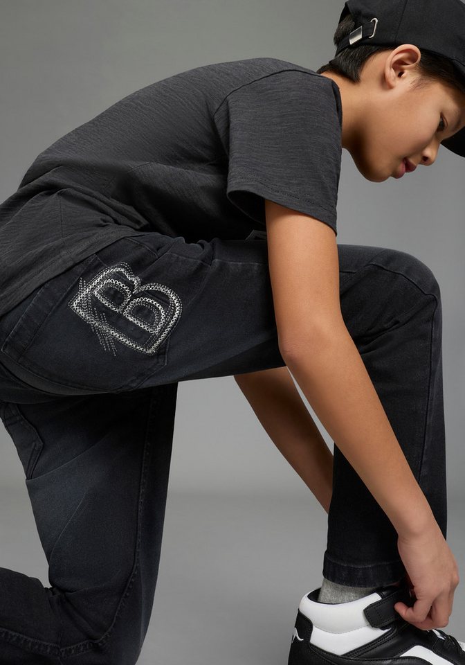 Bruno Banani Straight-Jeans Gerade Stretchjeans mit modischer Stickerei auf Po-Tasche, für Jungen für Jungen, normal hohe Leibhöhe, mit Stickerei – Bild 3 von 5