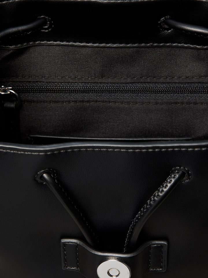 Calvin Klein Cityrucksack BOLD CK FLAP MINI BACKPACK, Mini Rucksack, Kordelzug, Freizeitrucksack mit CK-Logo – Bild 4 von 4