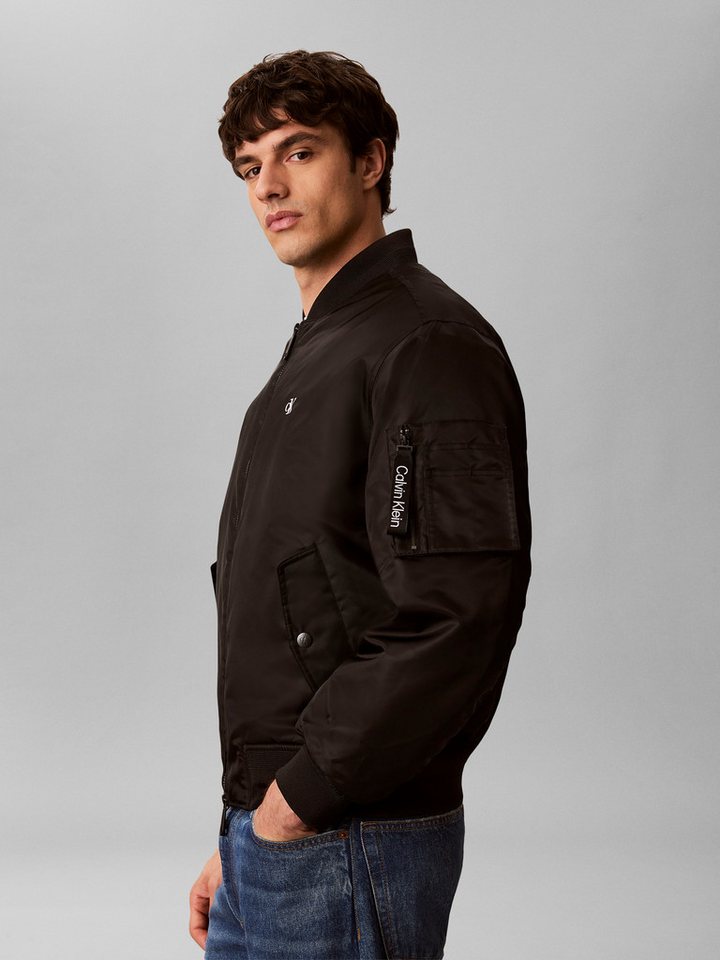 Calvin Klein Jeans Bomberjacke Rippkragen, Regular Fit, Logo-Stickerei – Bild 2 von 5