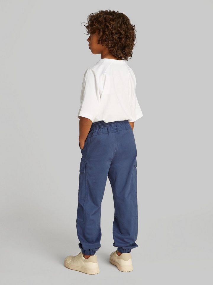 Calvin Klein Jeans Sweathose ESSENTIAL WOVEN CARGO PANTS für Kinder bis 16 Jahre mit Logo-Print – Bild 2 von 5