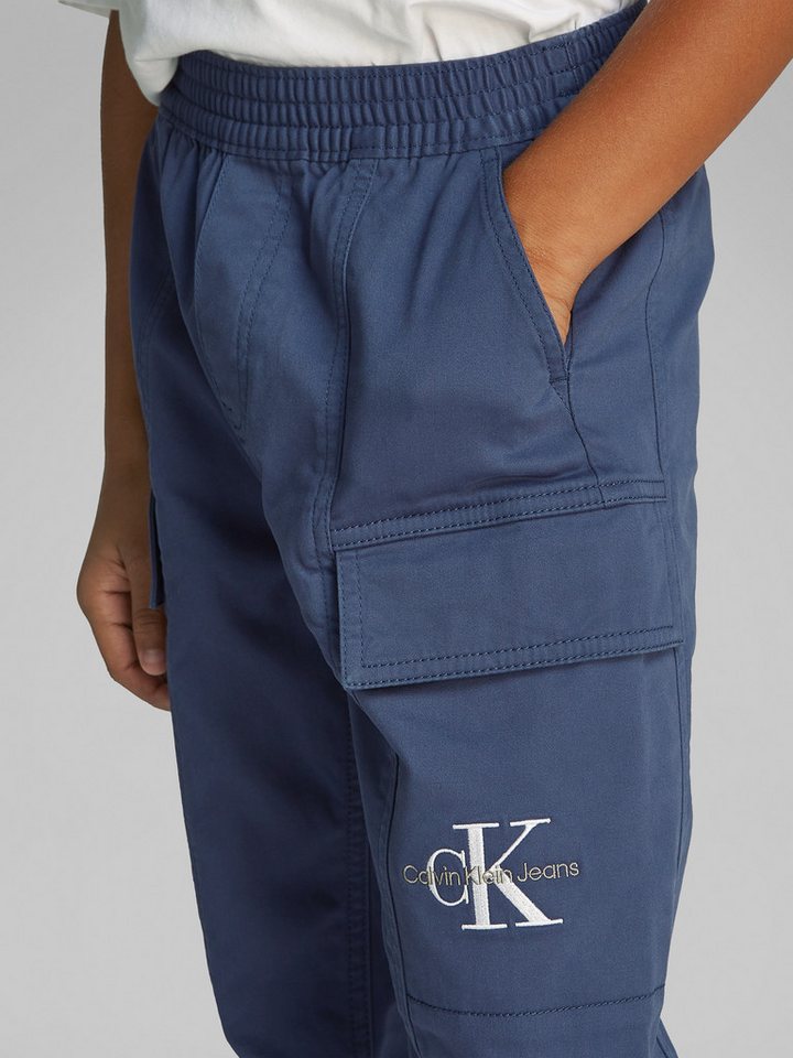 Calvin Klein Jeans Sweathose ESSENTIAL WOVEN CARGO PANTS für Kinder bis 16 Jahre mit Logo-Print – Bild 3 von 5
