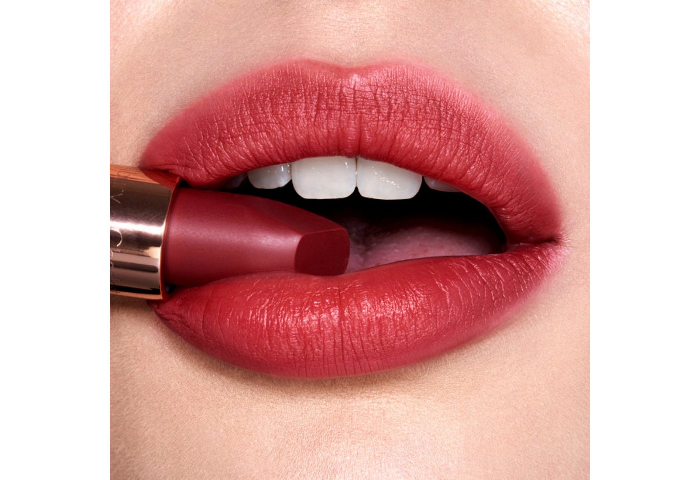 CHARLOTTE TILBURY Lippenstift Matte Revolution, Walk Of No Shame – Bild 5 von 5