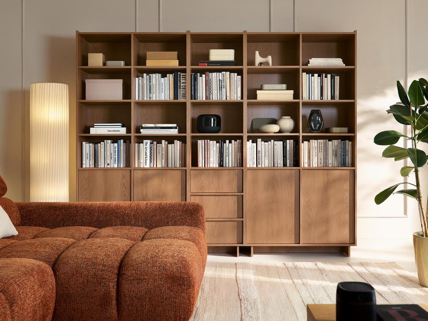 Compleo Bücherregal mit 2 Türen, Japandi Design, Eiche Karamell KELLOS – Bild 2 von 5