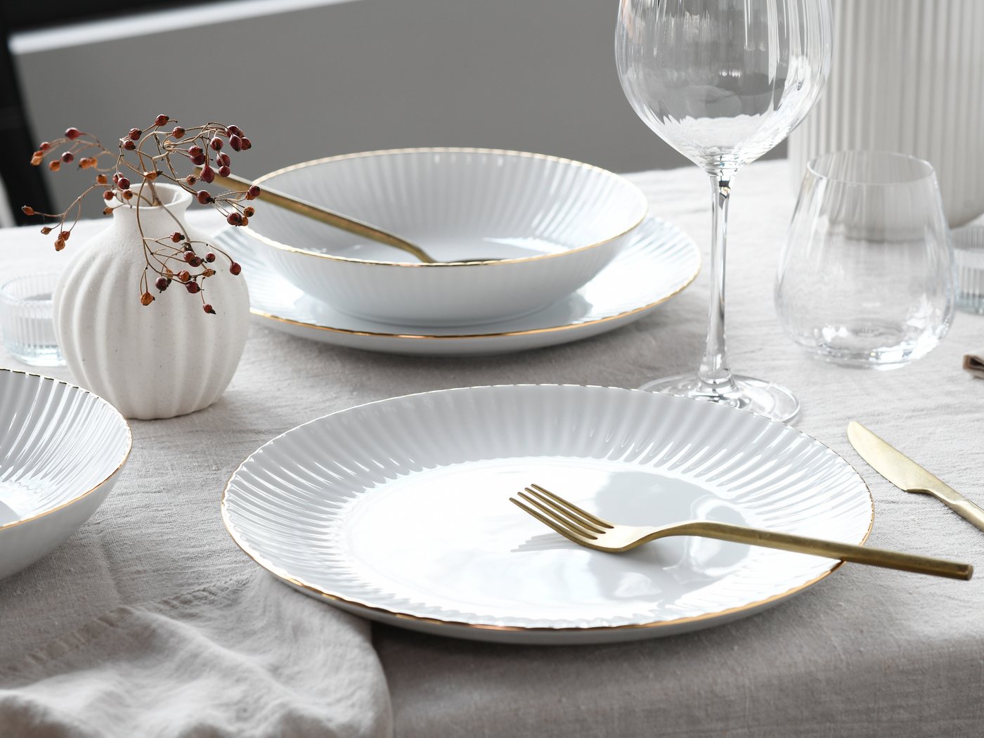 creaTable Tafelservice Allegra Goldband, Service 12-tlg. (12-tlg), 6 Personen, Porzellan, Teller Set, Klassisch, Elegant, Von Hand gemalter Goldrand – Bild 3 von 5