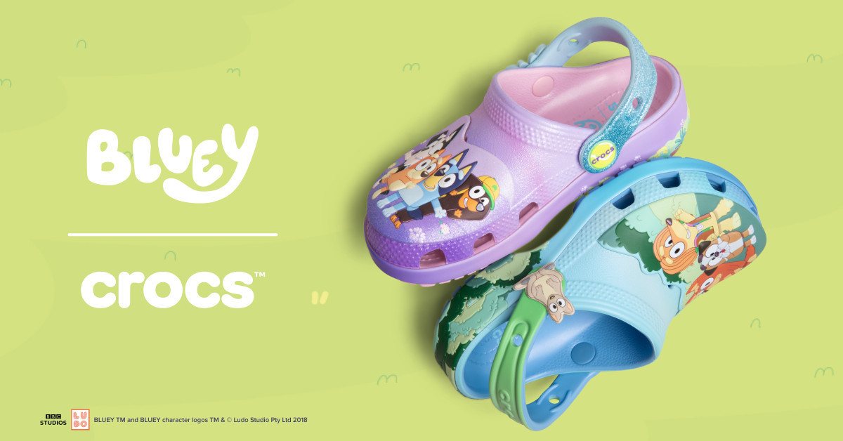 Crocs Bluey Multi Classic Clog Sommerschuh, Hausschuh, Strandschuh mit süßen Tiermotiven – Bild 2 von 5