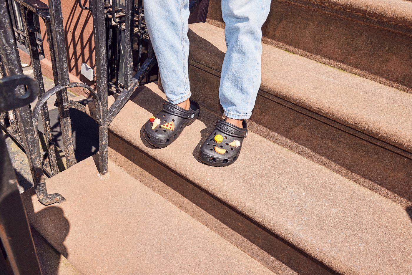 Crocs Classic K Clog Sommerschuh, Hausschuh, Badeschuh mit schwenkbarem Fersenriemchen – Bild 3 von 3