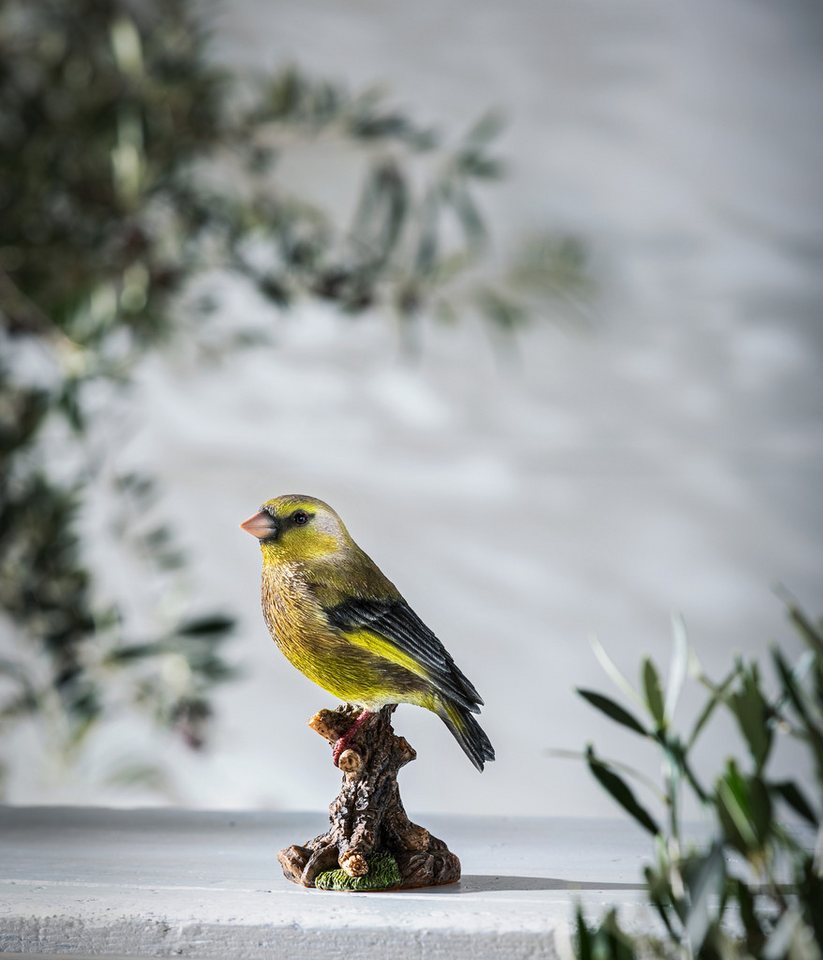 Dehner Gartenfigur Stieglitz auf Baumstumpf, 9.5 x 7.5 x 15 cm, Polyresin, handgefertigte Tierfigur, frostbeständig – Bild 2 von 2