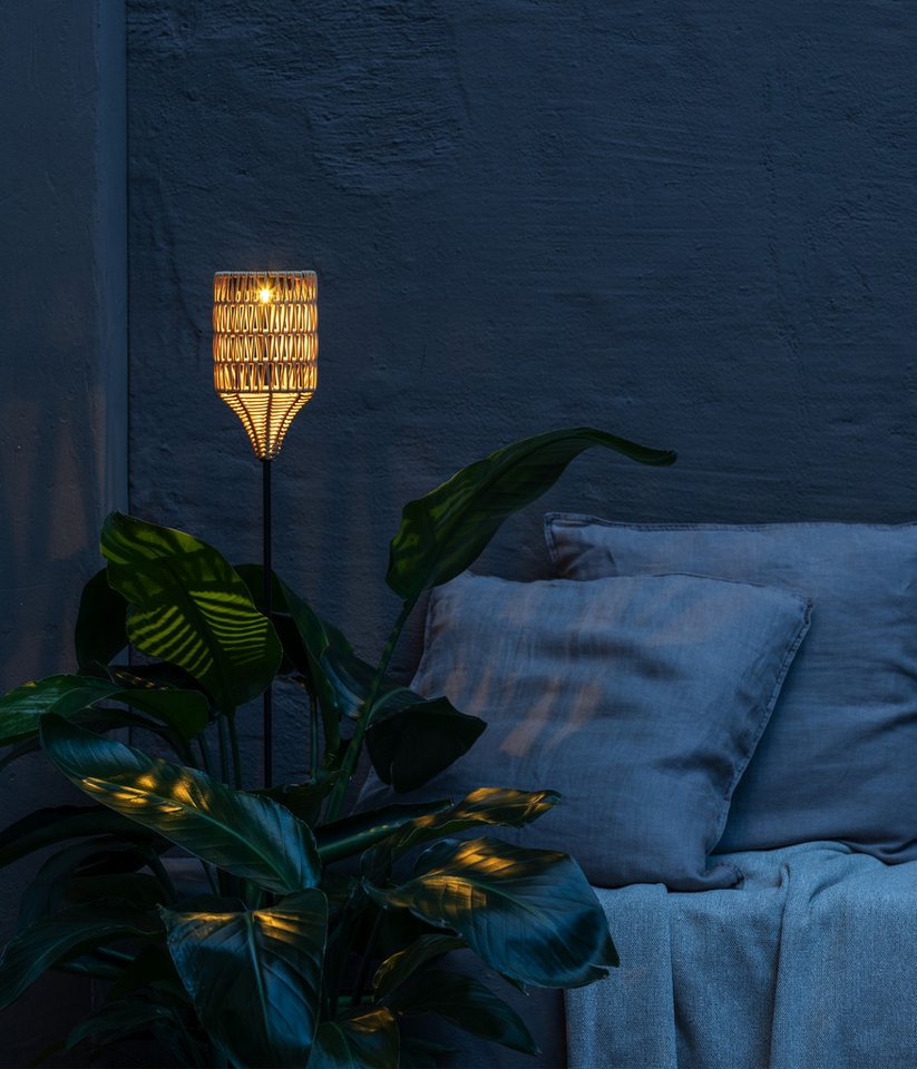 Dehner LED Solarleuchte Solarstab Mila, Lichtfarbe warmweiß, Ø 12 cm, Höhe 110 cm, Warmweiß, Gartenfackel im Boho-Stil aus Kunststoffgeflecht – Bild 5 von 5
