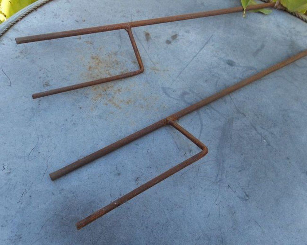 Deko-Impression Gartenstecker 2er-Set Gartenstab m. Haken Laternenhaken u. Doppelspieß Eisen Rost 90 (2-St) – Bild 3 von 4