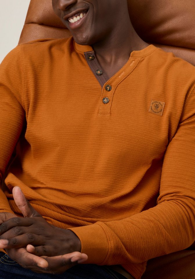 DELMAO Henleyshirt Normale Passform, Langarm, mit Stehkragen und V-Ausschnitt – Bild 2 von 5