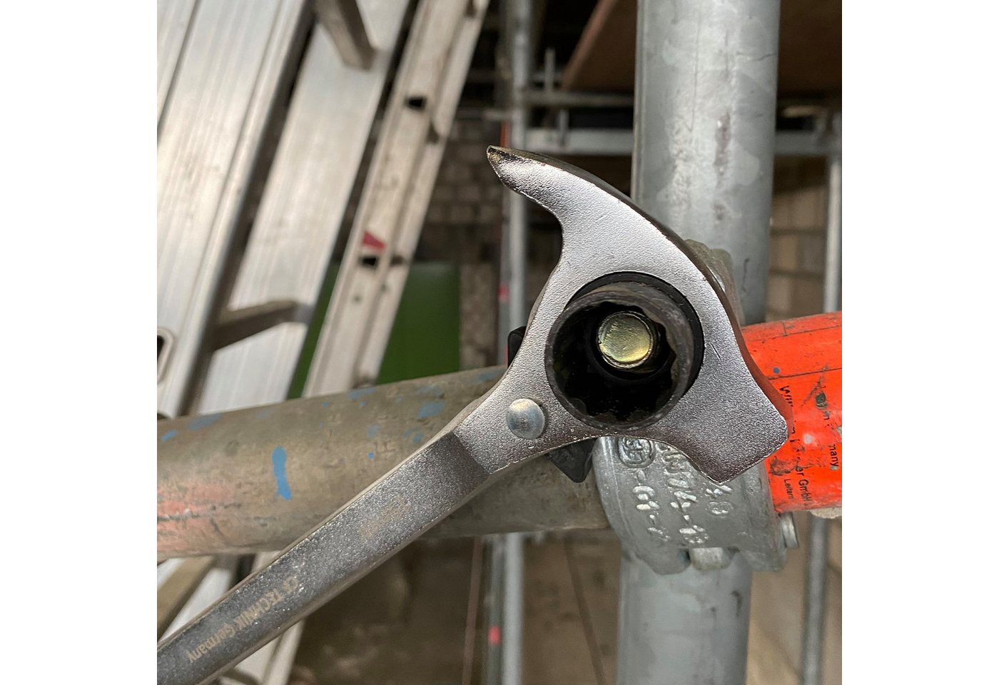 ECI Tools Arbeitsgerüst Gerüstbauratsche 19/22 mm Gerüstknarre mit Hammer und Nageleisen – Bild 3 von 5