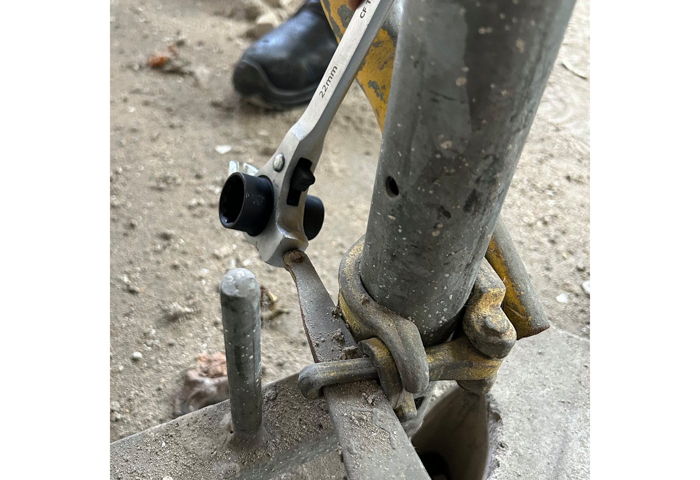 ECI Tools Arbeitsgerüst Gerüstbauratsche 19/22 mm Gerüstknarre mit Hammer und Nageleisen – Bild 4 von 5