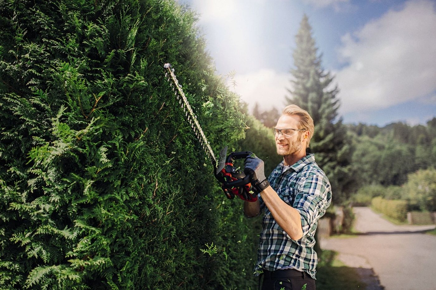 Einhell Akku-Heckenschere GC-CH 1846 Li Kit, 46 cm Schnittlänge, mit Akku 18V/2,0 Ah und Ladegerät – Bild 2 von 5