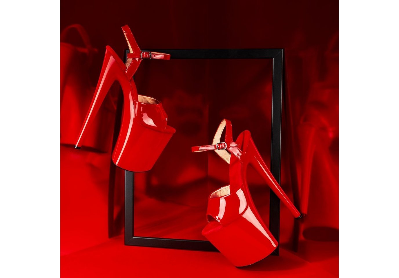 EIS EIS Absatzschuhe, Plateau-Sandalette, rote High Heels, verführerisch T-Strap-Zehentrenner glänzende Optik, mit Pfennigabsatz – Bild 4 von 5