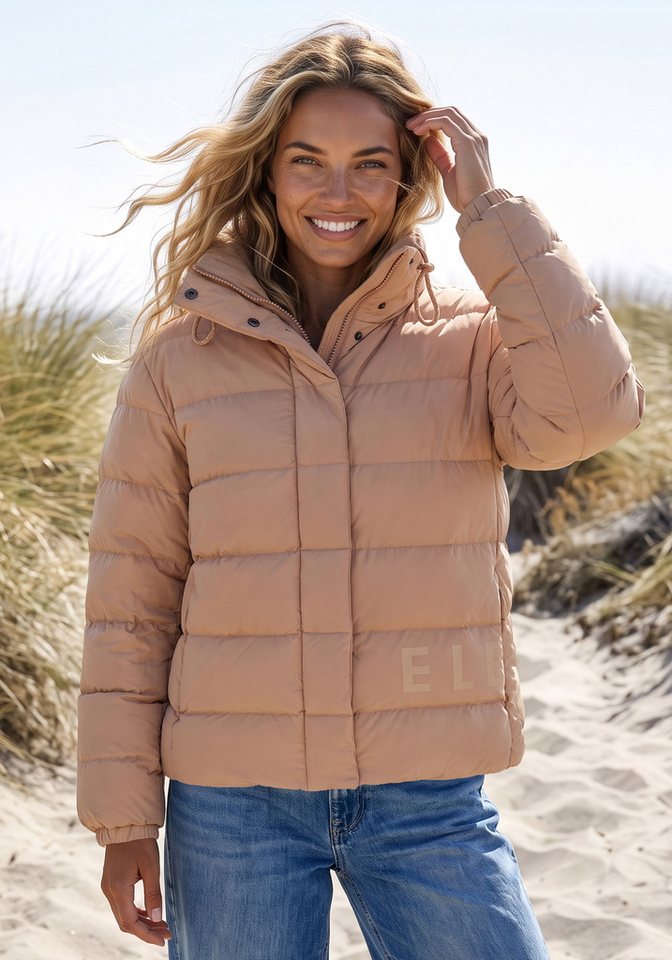 Elbsand Steppjacke mit großem Letter-Print – Bild 5 von 5