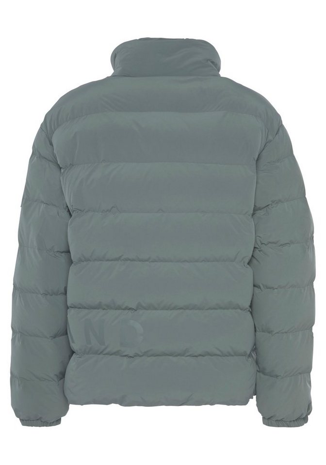 Elbsand Steppjacke mit großem Letter-Print – Bild 5 von 5