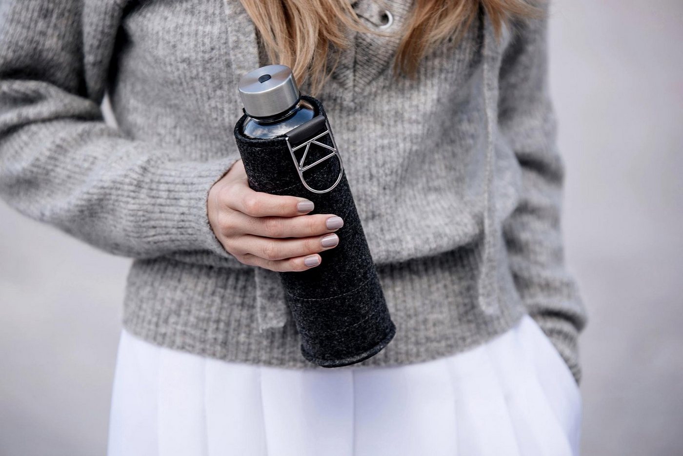equa Trinkflasche Mismatch, Borosilikatglas, mit Filzcover und Metallgriff – Bild 2 von 4