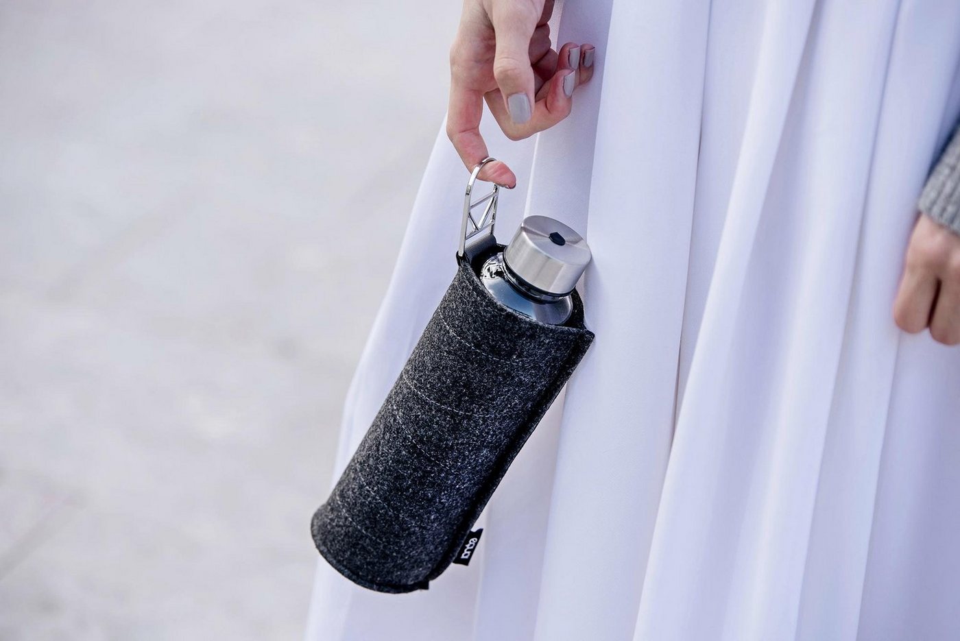 equa Trinkflasche Mismatch, Borosilikatglas, mit Filzcover und Metallgriff – Bild 3 von 4