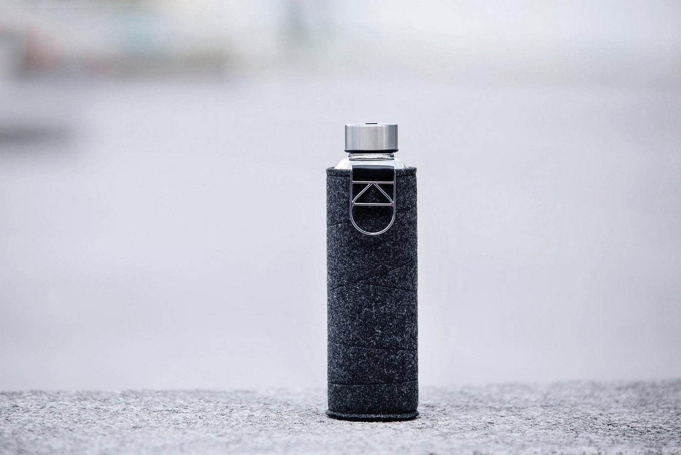 equa Trinkflasche Mismatch, Borosilikatglas, mit Filzcover und Metallgriff – Bild 4 von 4