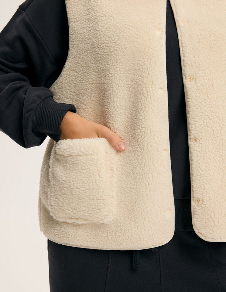 ESOTIQ Plüschweste Sherpa, Teddy-Optik mit Druckknöpfen und großen Fronttaschen – Bild 4 von 5