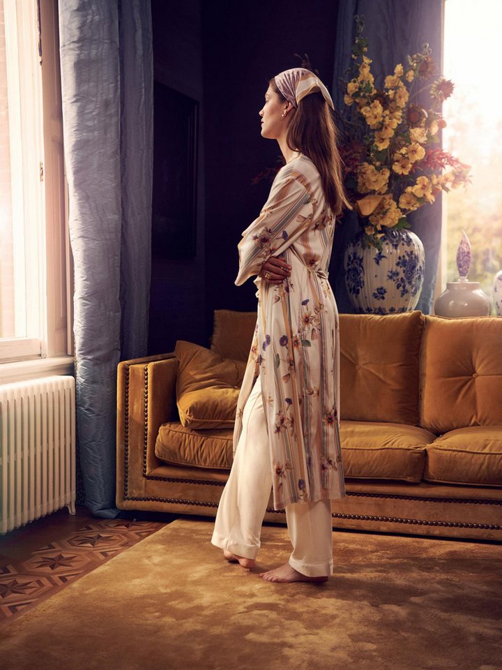 Essenza Kimono Ilona Amare, Langform, Kimono-Kragen, Gürtel, aus Modal-Baumwolle mit sommerlichem floralen Streifenmuster – Bild 2 von 5