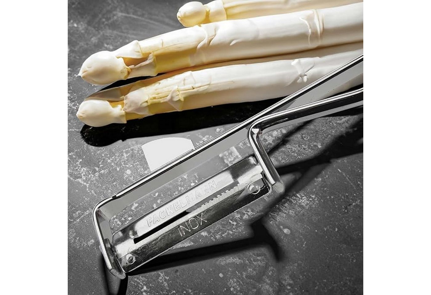 FACKELMANN Spargelschäler Universal-Sparschäler 2er Set, inkl. 10 Ersatzklingen, Edelstahl, Ideal für Spargel, Obst und Gemüse, Silber, Pendelklinge – Bild 3 von 3