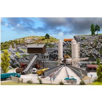Betonmischwerk mit Kies-Verladesilo