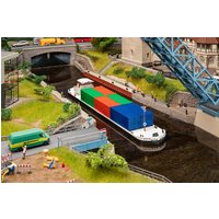 Flussfrachter mit Containern