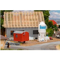 Gipssilo und Bauwagen