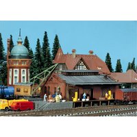 Güterhalle mit Ladekran