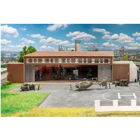 Hangar mit Hubschrauber