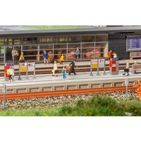 Moderner Bahnsteig mit Zubehör