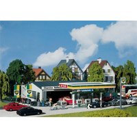 Tankstelle mit Servicegebäude