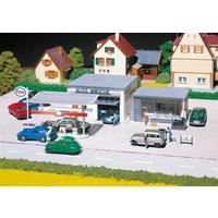 Tankstelle mit Waschhalle - Monatsmodell August