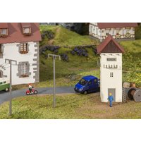 Trafohäuschen mit Strommasten