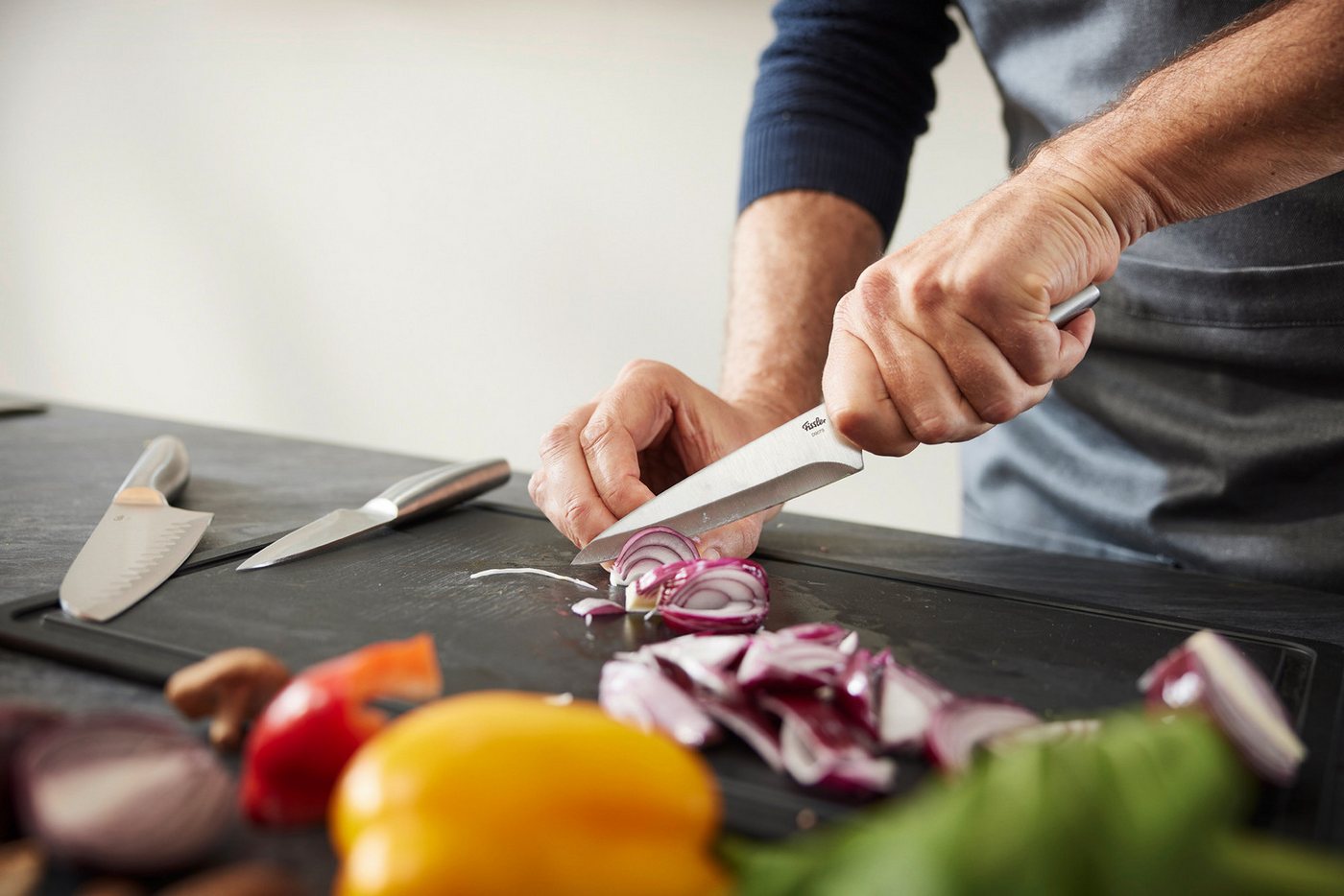 Fissler Universalküchenmesser Essential, handlich, Halbkropf, gerade Schneide, gewichteter Griff – Bild 3 von 3