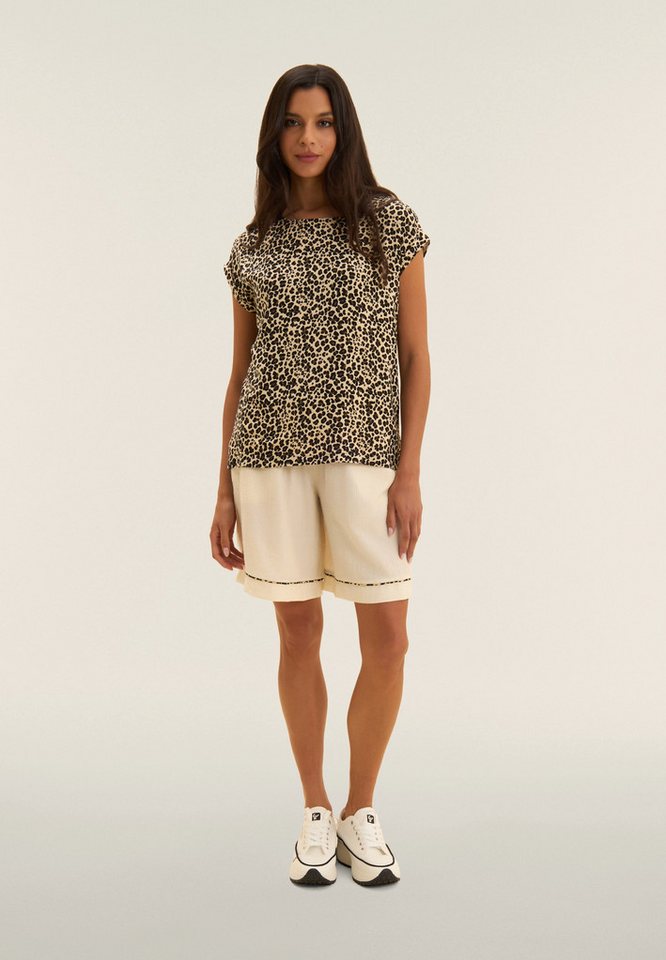Freddy Rundhalsshirt mit allover Leoprint und Glitzerlogo – Bild 4 von 5
