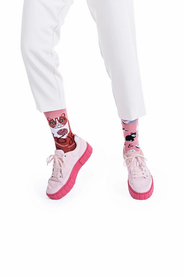 Many Mornings Freizeitsocken Many Mornings Socken Playful Cat (1 Paar, 1-Paar, 1 Paar) immer ein dismatching Paar – Bild 2 von 3