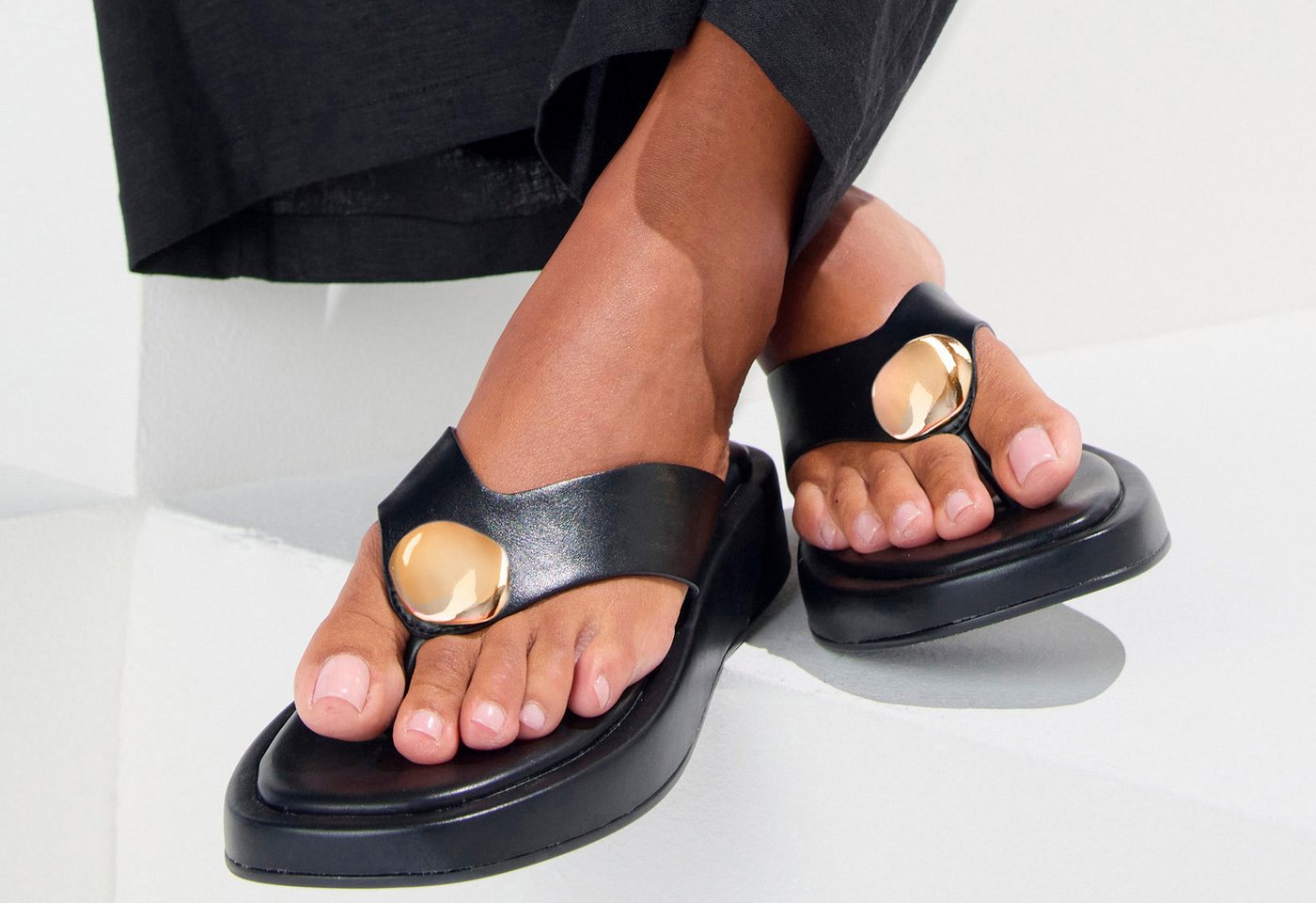 French Connection Sandale, Pantolette, offener Schuh, Sommerschuhe Zehentrenner NEU mit goldfarbenem Schmuckelement und bequemer Sohle VEGAN – Bild 2 von 5