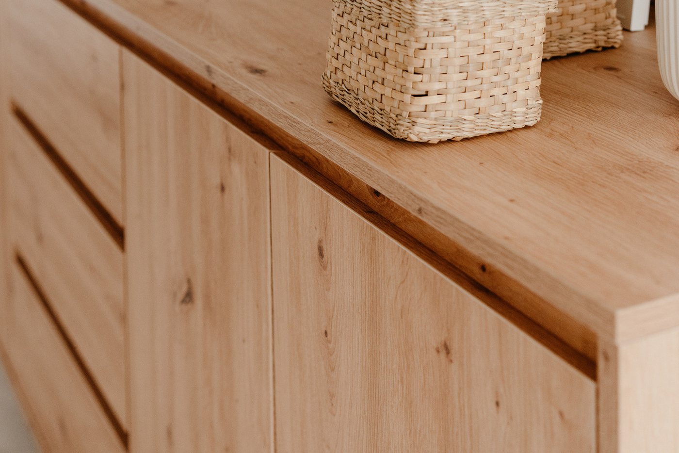 Furn.Design Kommode Bastia (Sideboard in Eiche Artisan, 3 Schubladen, 2-türig, 120 x 87 cm), mit viel Stauraum – Bild 4 von 5