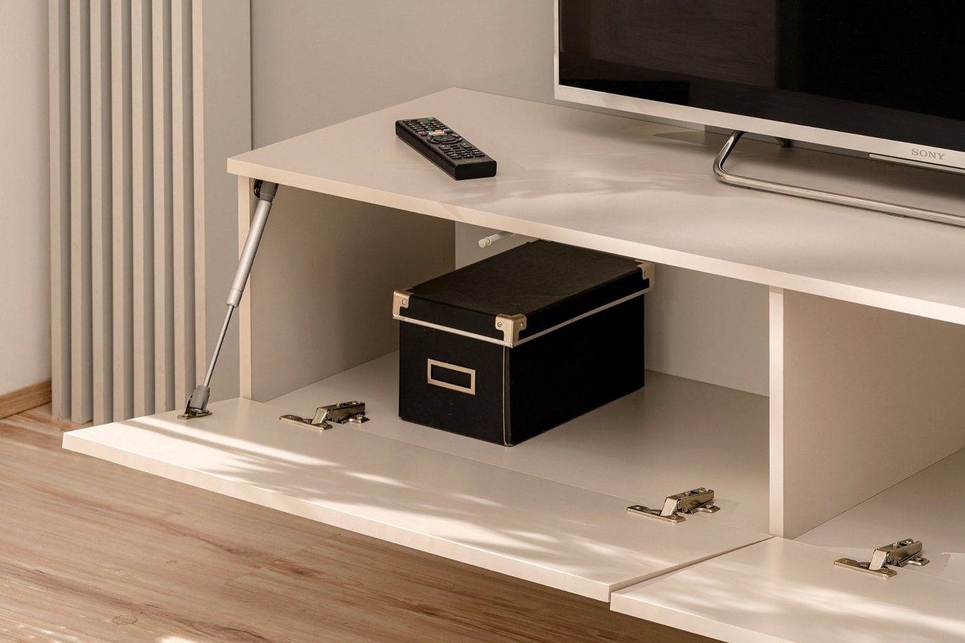 Furn.Design TV-Wand Madina, (Hängende Flat-TV Wand In Kaschmir mit Eiche, Breite 180 cm, TV bis ca. 70), mit Push-To-Open und Soft-Close – Bild 4 von 5
