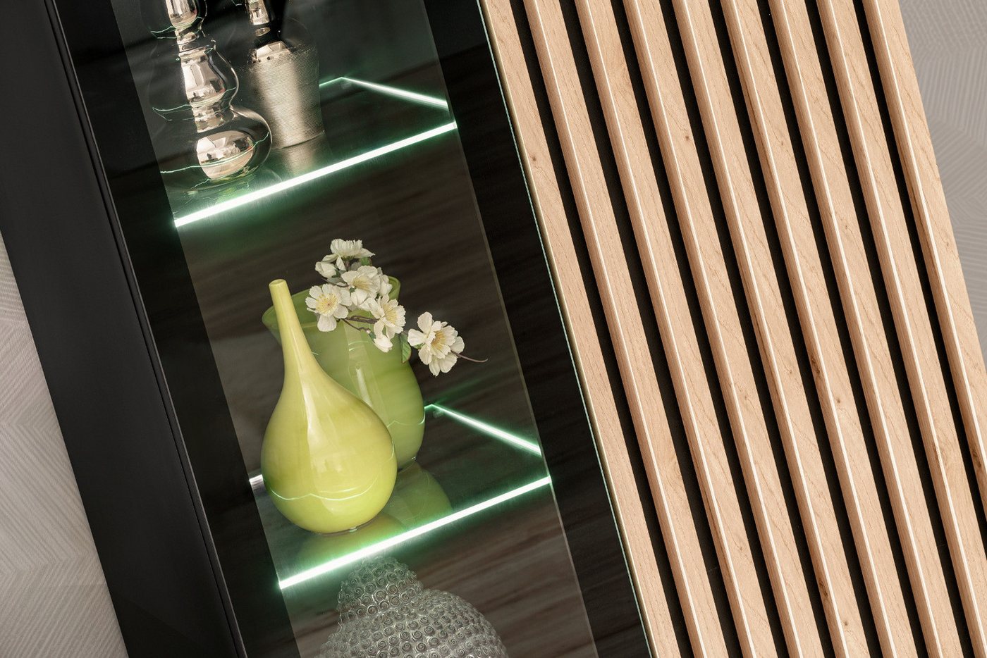 Furn.Design Vitrine Morgan (Hohe Kommode in Schwarz mit Eiche Lamellen, 80 x 118 cm) Push-to-Open-Funktion, inklusive Beleuchtung – Bild 3 von 5