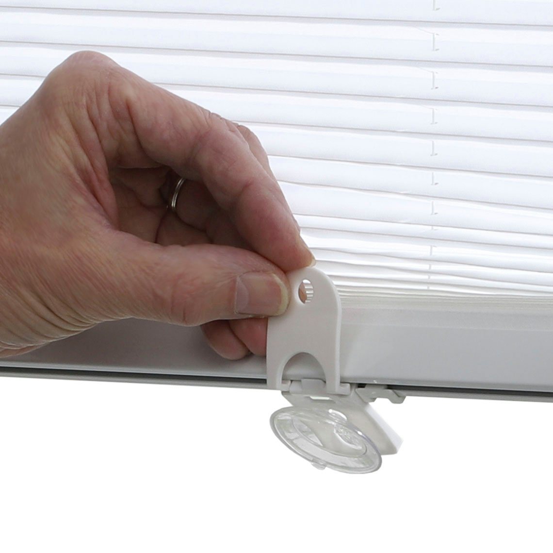 GARDINIA Dachfensterplissee, blickdicht, ohne Bohren, verspannt, Saugnäpfe, passend für Velux Dachfenster, in Crush-Optik – Bild 5 von 5