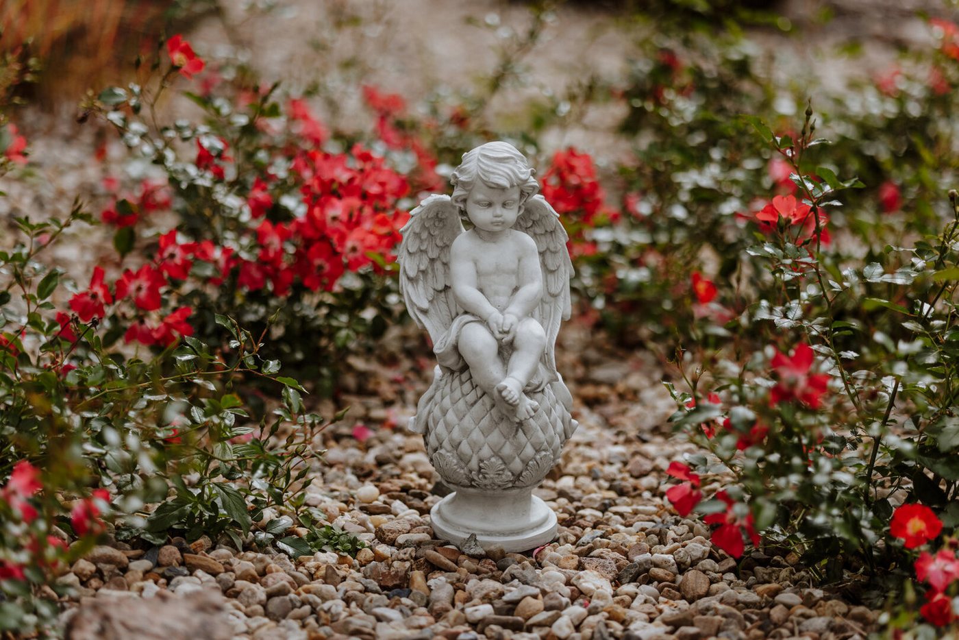 gartendekoparadies.de Gartenfigur Engel auf Einer Kugel Grabengel, Steinfigur, H. 37 cm, 6 kg, Frostsicher – Bild 5 von 5
