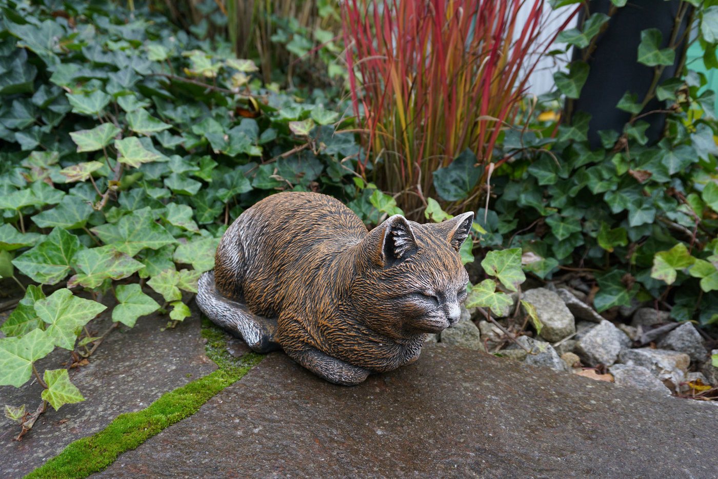 gartendekoparadies.de Gartenfigur Liegende Katze, Steinfigur, H. 17 cm, 8 kg, Frostsicher – Bild 2 von 5