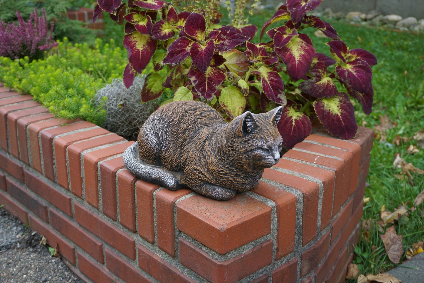 gartendekoparadies.de Gartenfigur Liegende Katze, Steinfigur, H. 17 cm, 8 kg, Frostsicher – Bild 3 von 5