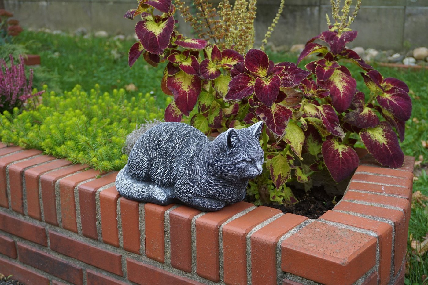 gartendekoparadies.de Gartenfigur Liegende Katze, Steinfigur, H. 17 cm, 8 kg, Frostsicher – Bild 3 von 5